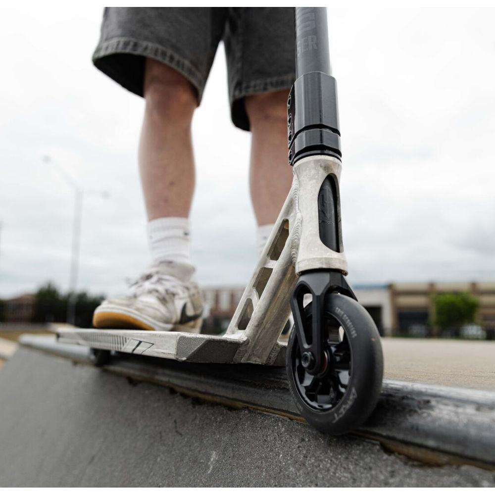 Grit-6.5-Pro-Scooter-Lifestyle-View