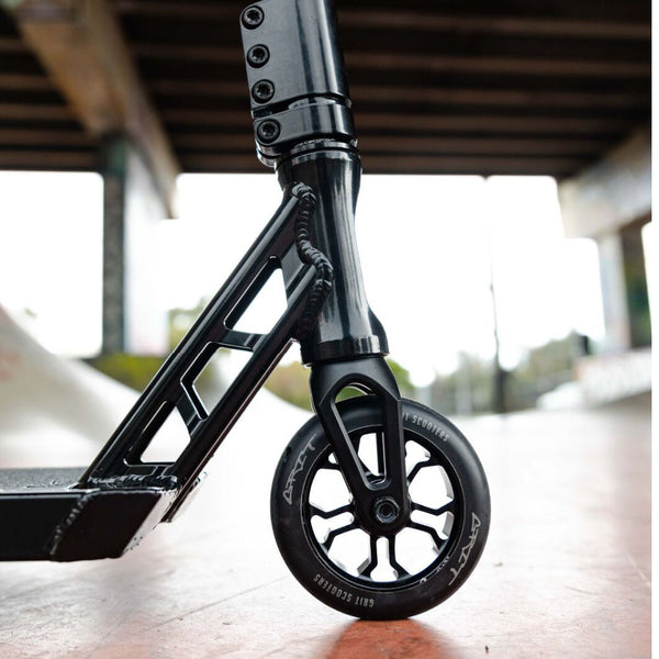 Grit-6ER-Pro-Scooter-Lifestyle-View