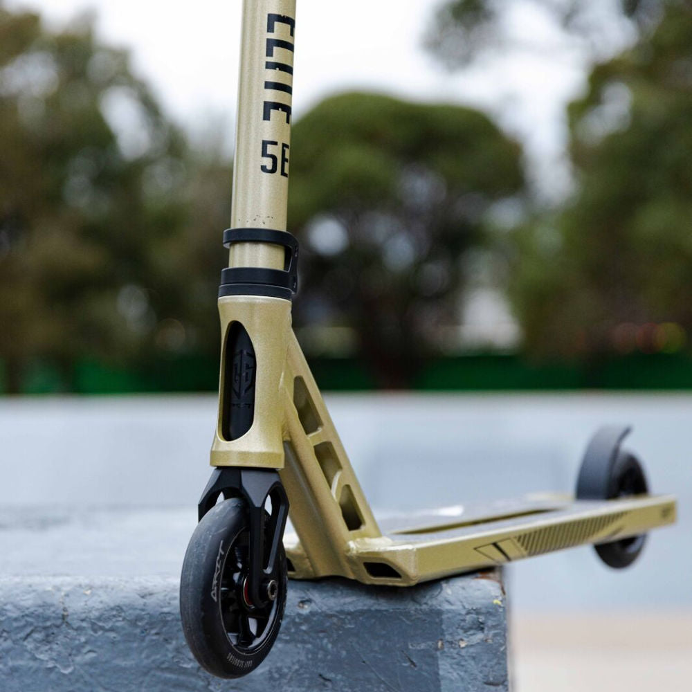 Grit-Elite-5ER-Pro-Scooter-Lifestyle-View