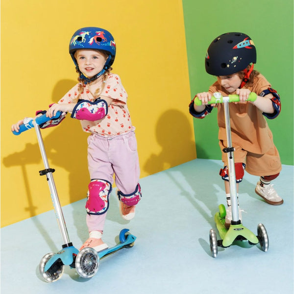 Micro-Mini-Deluxe-Glow-LED-Scooter-Artic-Blue-Life-Style-2
