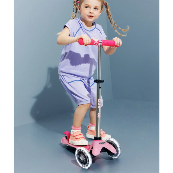 Micro-Mini-Deluxe-Glow-PLUS-3-Wheel-Scooter-In-Use