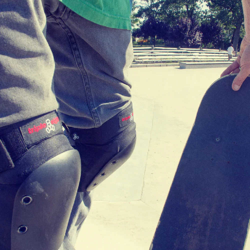 TRIPLE-8-Street-Knee-Guard-Lifestyle